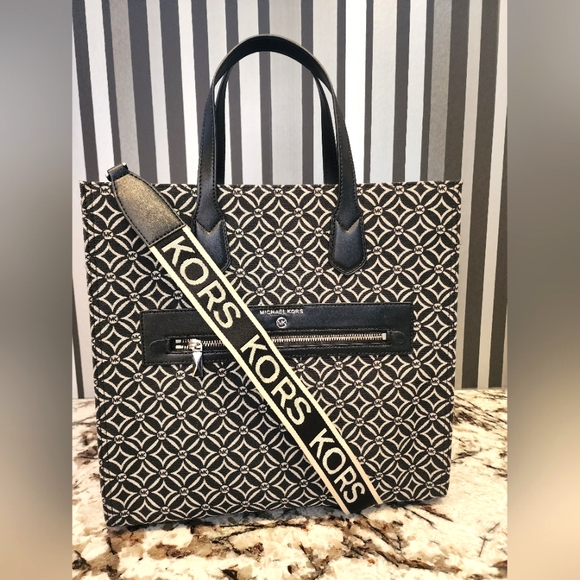 MICHAEL KORS KEMPNER LARGE LOGO JACQUARD TOTE BAG Black Light Cream - Picture 1 of 8